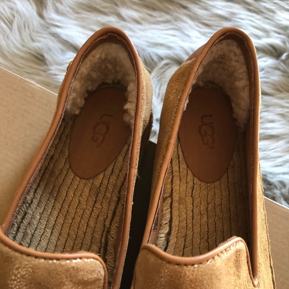 UGG NIB W Sandrine II Metallic W/ Gold sz 10 - Picture 2 of 8